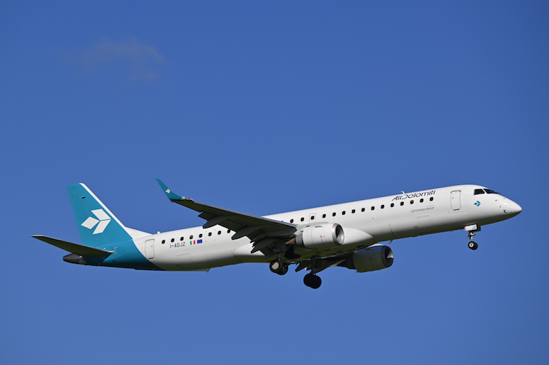 Air Dolomiti Flugzeug Embraer