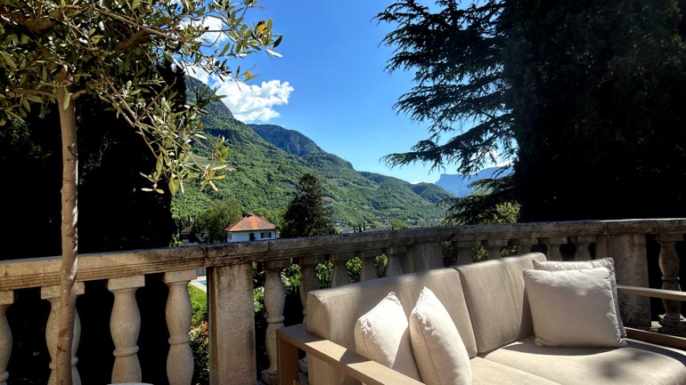 villa-eden-hotel-suedtirol-longevity-wellness-balkon