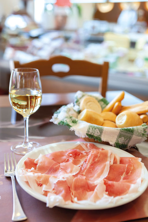 friaul-julisch-venetien-italien-roadtrip-porsche-tour-prosciutto
