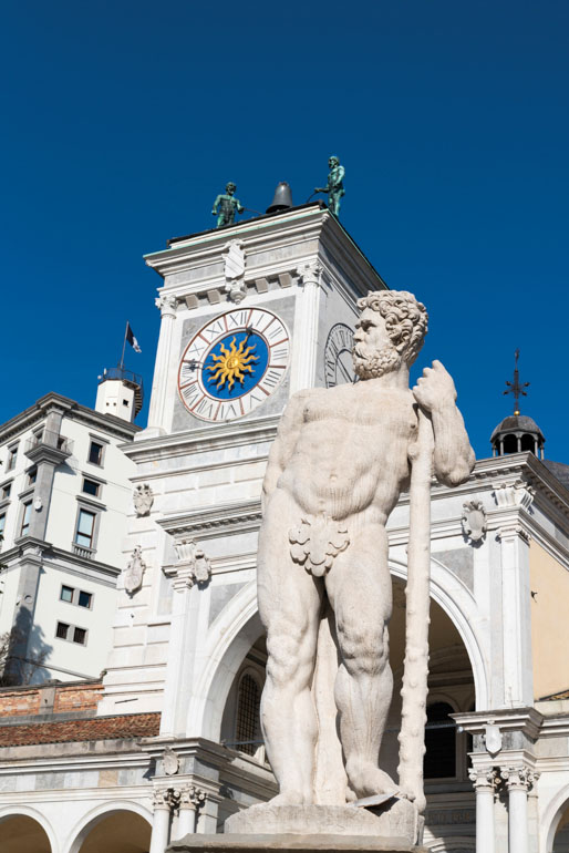 friaul-julisch-venetien-italien-roadtrip-porsche-tour-udine-piazza